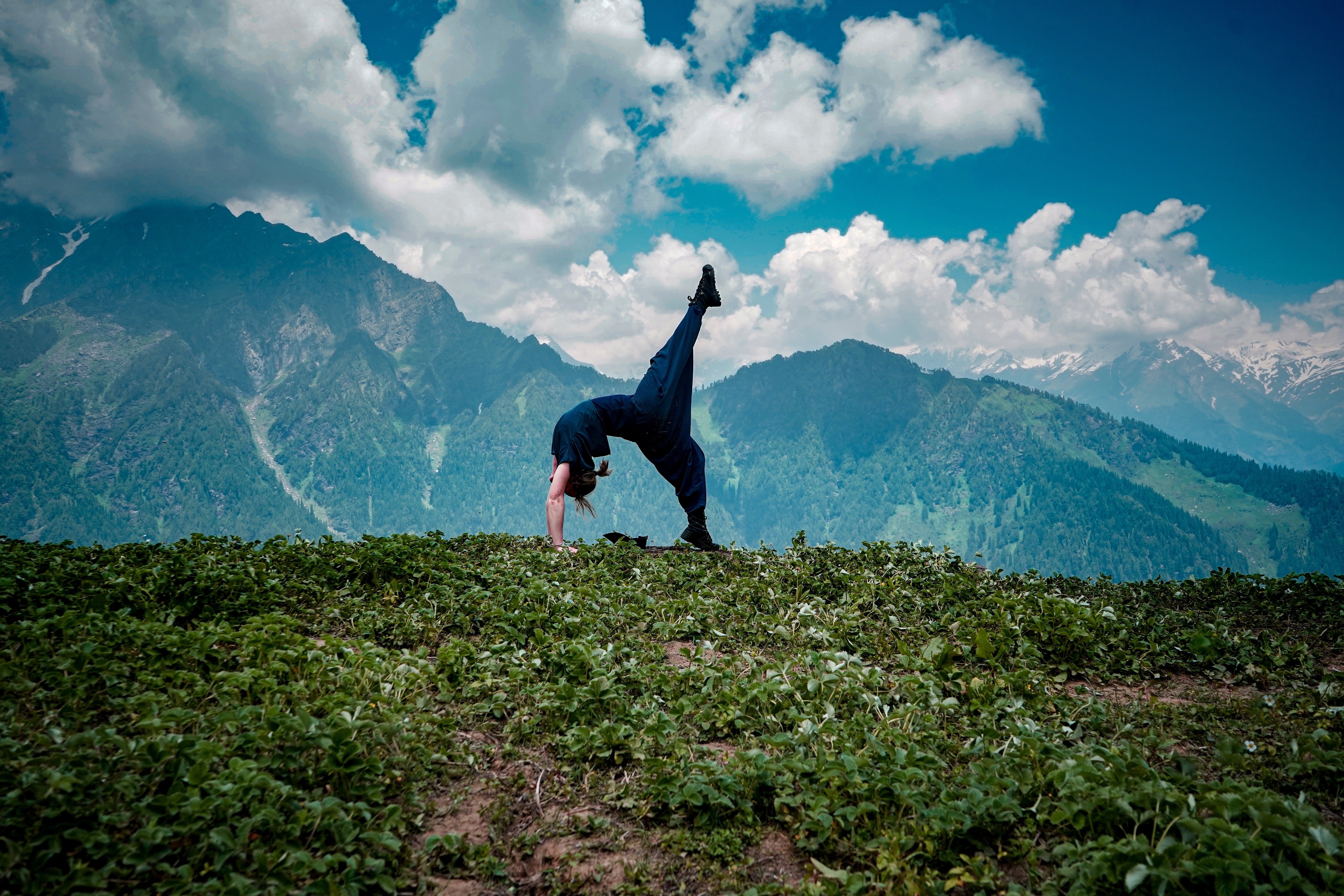 femme qui fait du yoga assis
